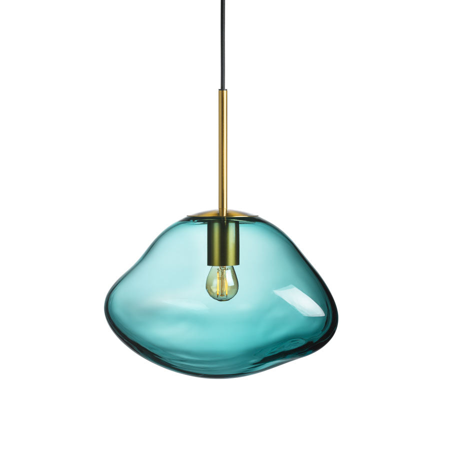 Hadeland Glassverk Crystal Stone pendellampe i blågrønn farge med gyllen oppheng. Unikt håndblåst design med organisk form.
