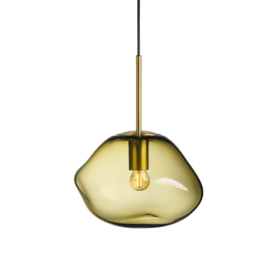Hadeland Glassverk Crystal Stone pendellampe i olivenfarge med gyldent oppheng, moderne håndverk inspirert av naturens former.