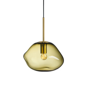Hadeland Glassverk Crystal Stone pendellampe i olivenfarge med gyldent oppheng, moderne håndverk inspirert av naturens former.