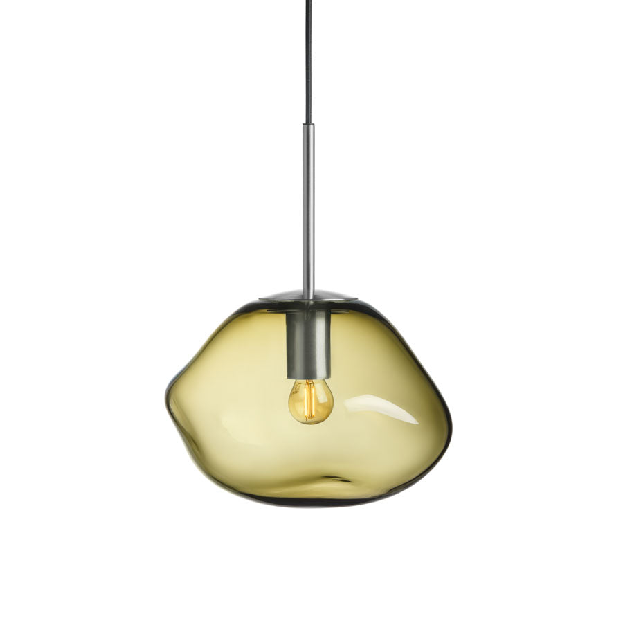 Hadeland Glassverk Crystal Stone pendellampe oliven med grå oppheng, tidløst design og myk belysning for stuer og spisestuer.
