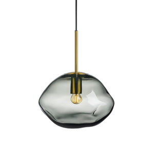 Hadeland Glassverk Crystal Stone Pendellampe Lys Røkgrå - Munnblåst røkgrå lampe med organisk form og elegant design, perfekt for moderne interiør.