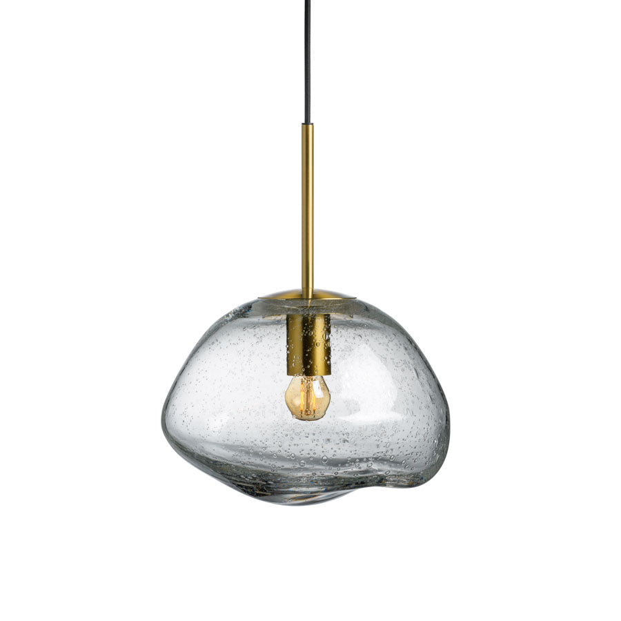 Hadeland Glassverk Crystal Stone pendellampe i klart glass med gullfarget metall baldakin, en elegant belysning som kombinerer naturlig skjønnhet med moderne design.