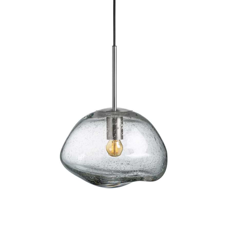 Hadeland Glassverk Crystal Stone pendellampe i klart glass med metall baldakin i sølvfarge, designet for å tilføre stil og sjarm til rommet.