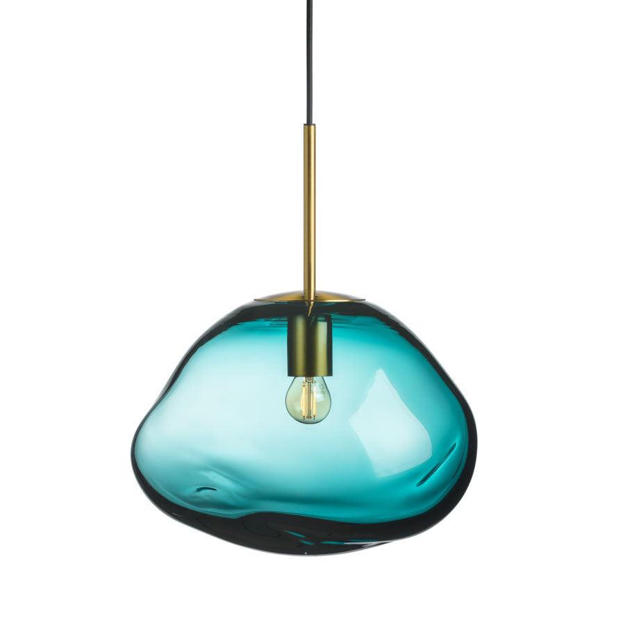 Hadeland Glassverk Crystal Stone pendellampe i blågrønn med gyllen oppheng. Håndlaget kunstverk som tilfører rommet energi og stil.