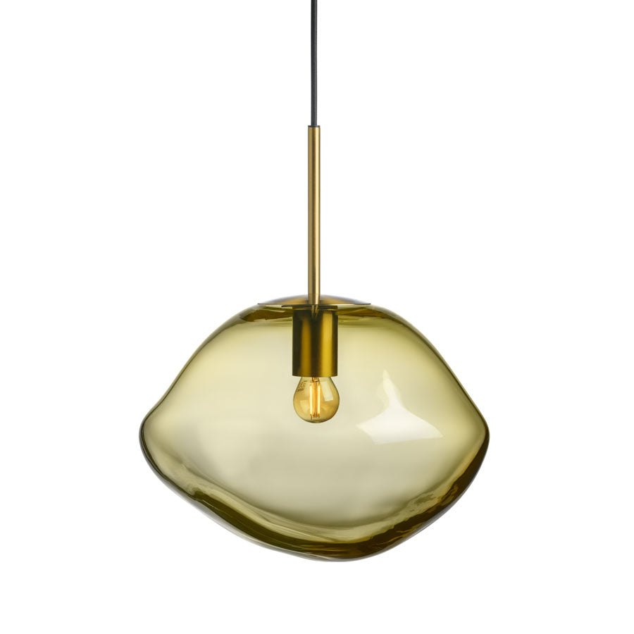 Hadeland Glassverk Crystal Stone Pendellampe Oliven, unik pendellampe med organisk kuppelform og olivengrønn glass, perfekt for et varmt og innbydende hjem.