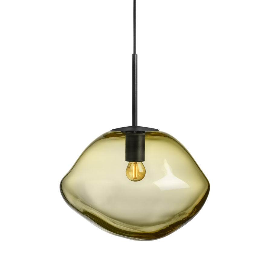 Hadeland Glassverk Crystal Stone pendellampe oliven med sort oppheng, elegant design som tilfører stil og varme til interiøret.