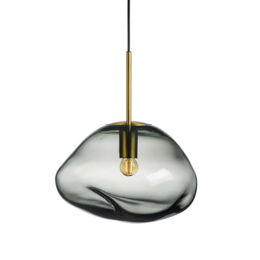 Hadeland Glassverk Crystal Stone Pendellampe Lys Røkgrå - Munnblåst lampe med karakter og dybde, inspirert av naturens former.
