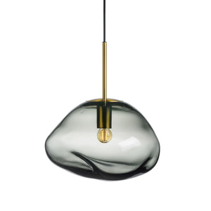 Hadeland Glassverk Crystal Stone Pendellampe Lys Røkgrå - Munnblåst lampe med karakter og dybde, inspirert av naturens former.