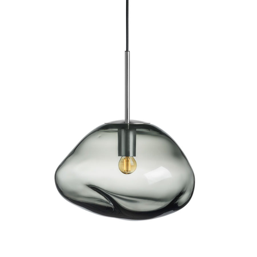Hadeland Glassverk Crystal Stone Pendellampe Lys Røkgrå - Elegant pendellampe med røkgrått glass og moderne baldakin, skaper en unik belysning.