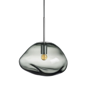 Hadeland Glassverk Crystal Stone Pendellampe Lys Røkgrå - Elegant pendellampe med røkgrått glass og moderne baldakin, skaper en unik belysning.