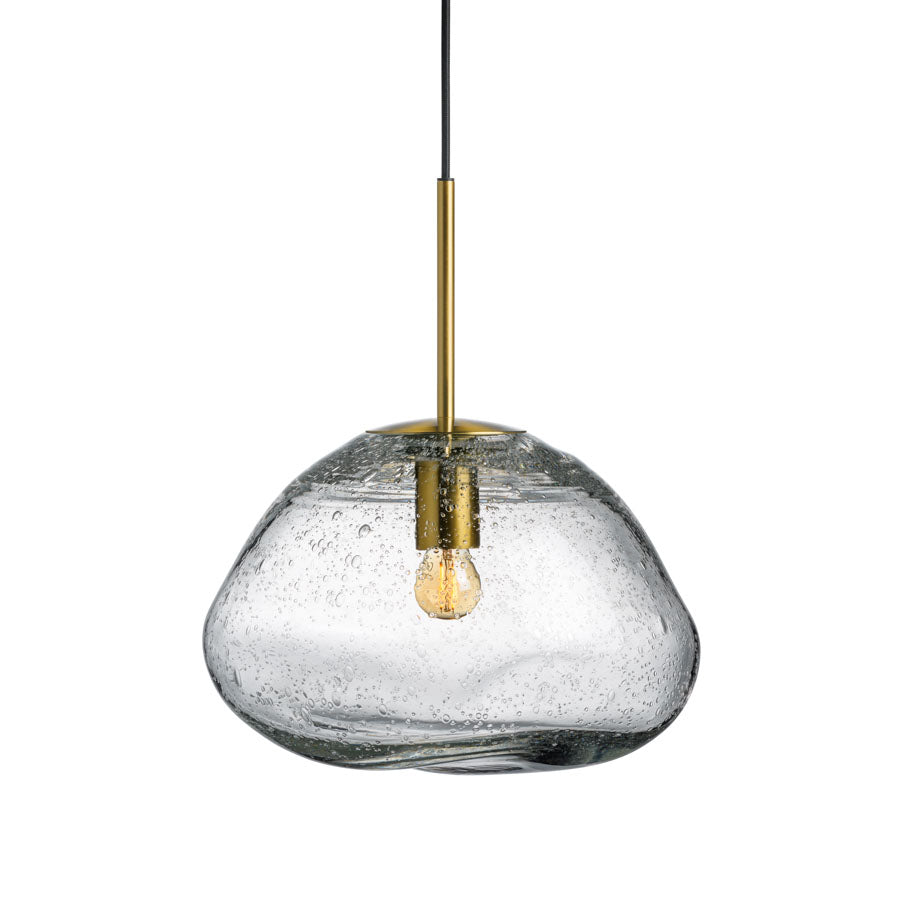 Crystal Stone pendellampe fra HADELAND GLASSVERK, laget av klart sodaglass med et elegant design, munnblåst for unikhet. Lampen er i form som en naturlig stein, perfekt for moderne interiør.