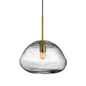 Crystal Stone pendellampe fra HADELAND GLASSVERK, laget av klart sodaglass med et elegant design, munnblåst for unikhet. Lampen er i form som en naturlig stein, perfekt for moderne interiør.