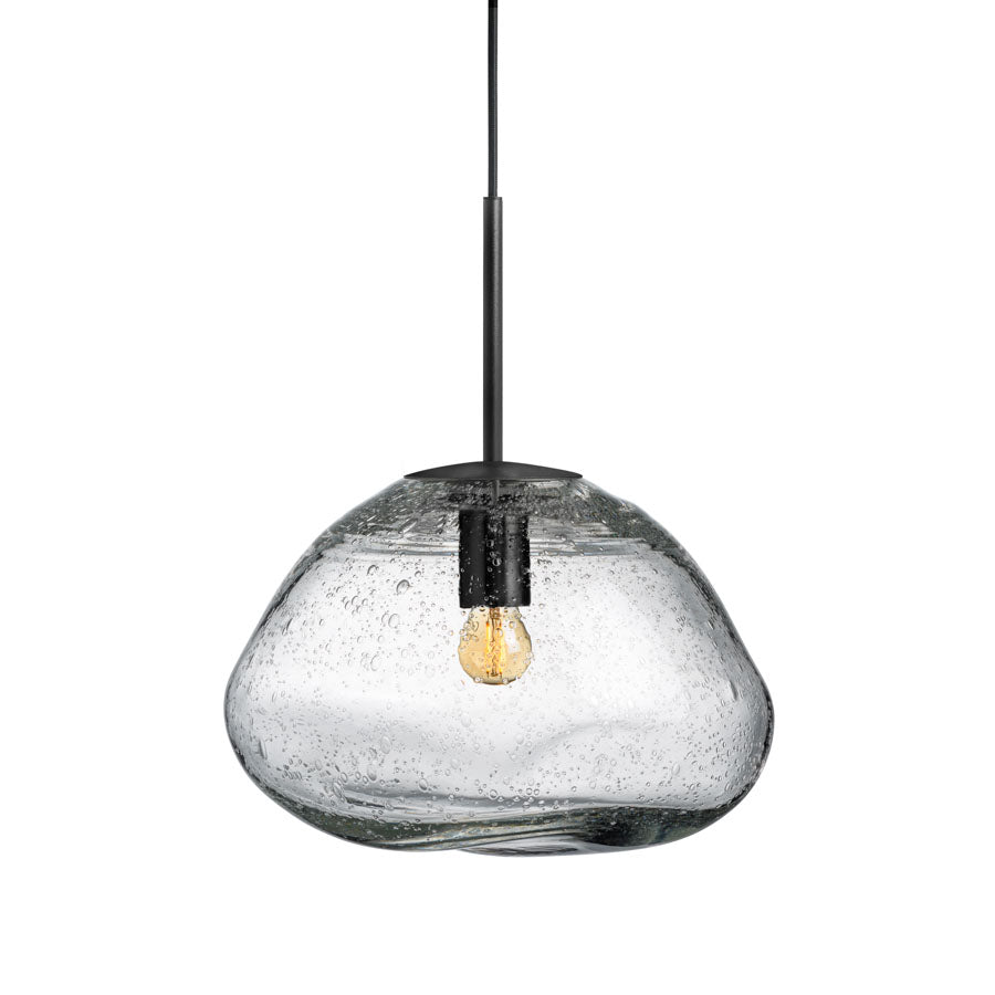Hadeland Glassverk Crystal Stone pendellampe i klart glass med svart kabel, unik kuppeldesign som minner om naturlige former og skaper et lysfylt rom.