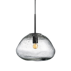 Hadeland Glassverk Crystal Stone pendellampe i klart glass med svart kabel, unik kuppeldesign som minner om naturlige former og skaper et lysfylt rom.