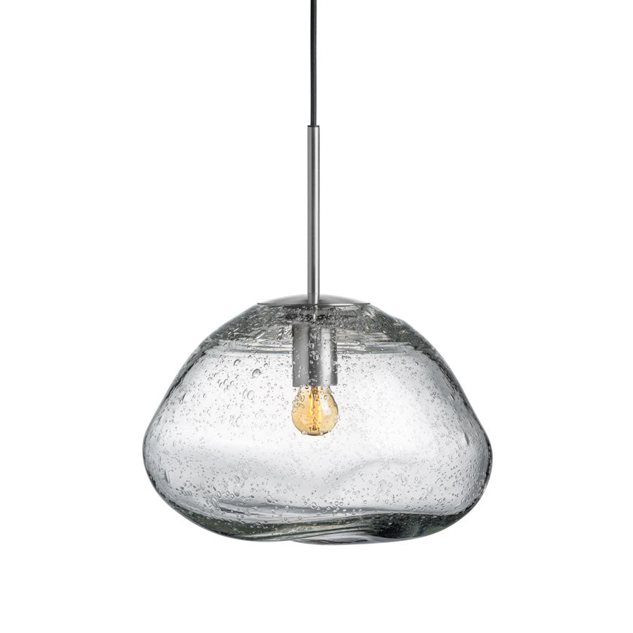 Hadeland Glassverk Crystal Stone pendellampe i klart glass med sølvfarget metall baldakin, ideal for stilige hjem, med et karakteristisk organisk design.