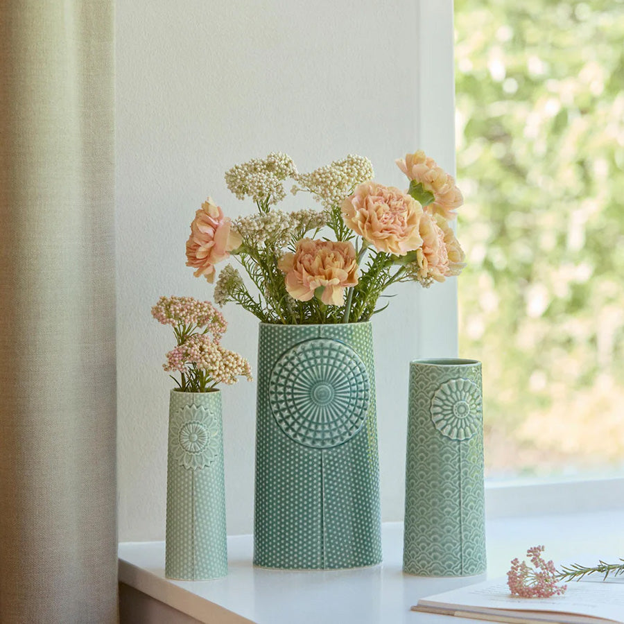 Samling av Pipanella Vaser i ulike størrelser med blomster i, elegant plassert på en vinduskarme, fargen Spruce.