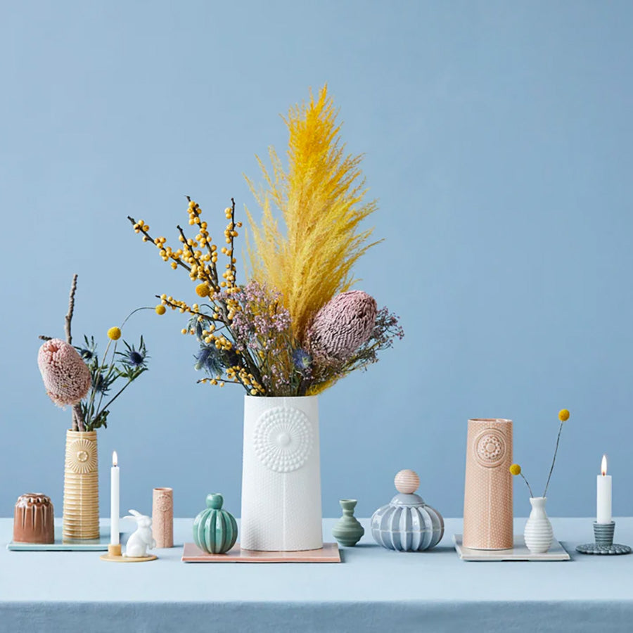 Dottir Nordic Design Pipanella Vase 23cm Dot Large Oval White - Elegant vasemiljø med variasjon av blomster og skulpturelle vaser.