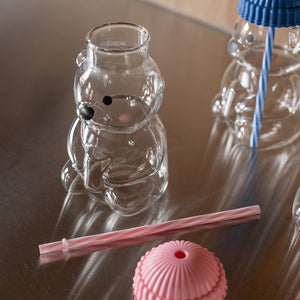 Bjørneformet glass fra Nova med fokuserte detaljer av silikonhatter og sugerør, ideelt for barn.