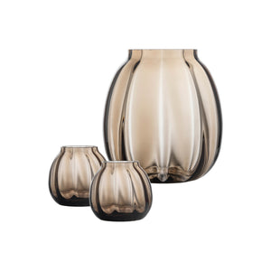 Hadeland Glassverk Ella Vase og lyslykter Kakao i dyp kakaotone, med optisk glassdesign, som skaper en moderne og elegant interiørdetalj.