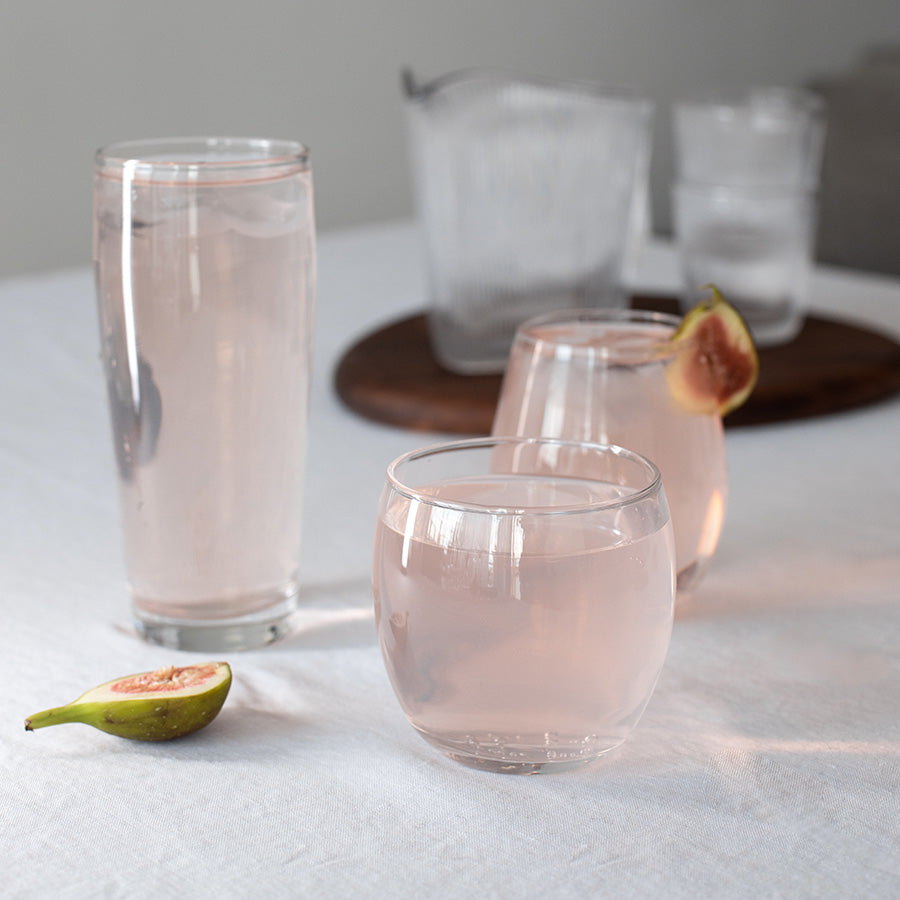 To varianter av vannglass fra Christiania 1739 fylt med frisk drikke, ideal for avslappende middagsselskaper.