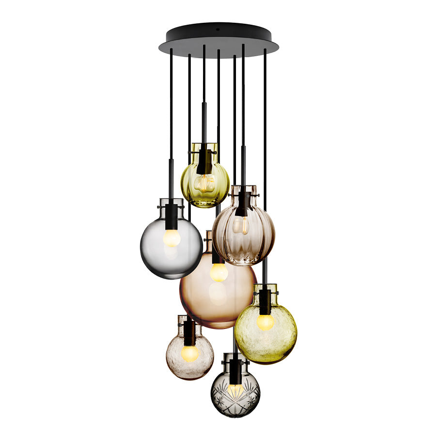 Hadeland Glassverk Krystallkule Taklampe med 7 pendler i diverse farger og former, perfekt for moderne belysning.