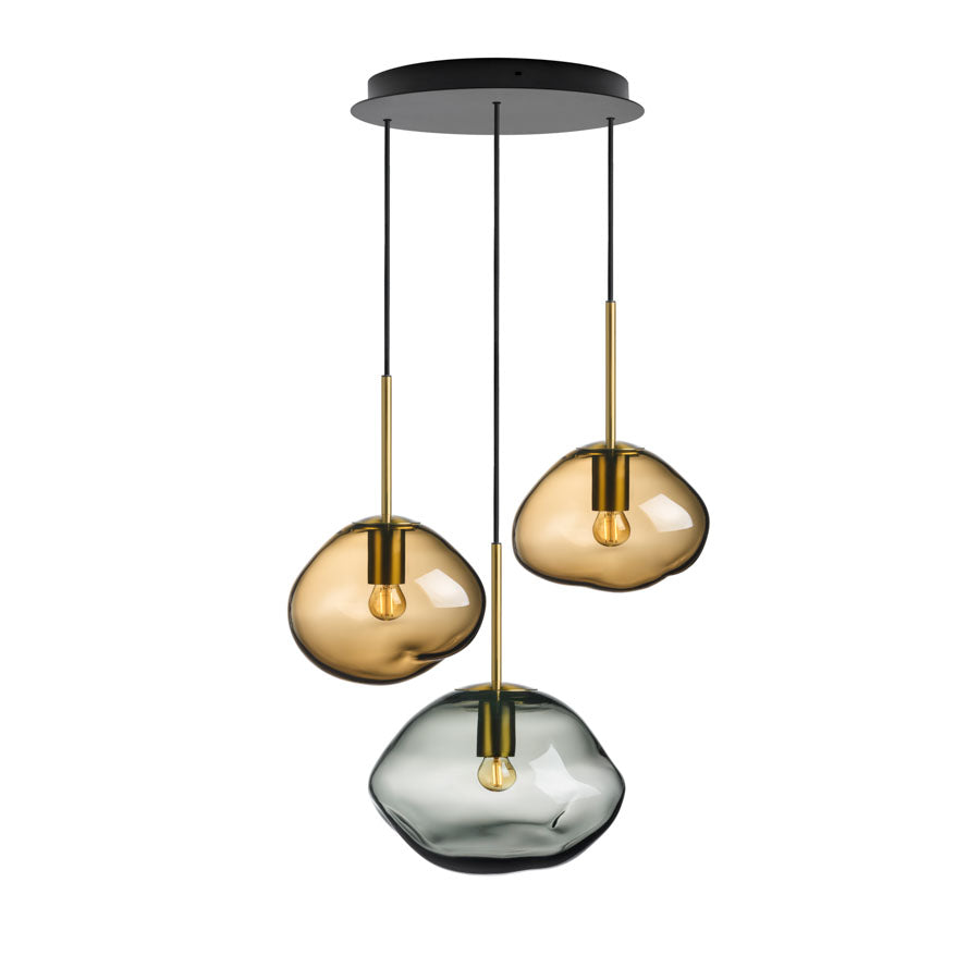 Hadeland Glassverk Crystal Stone Pendellampe Flint med tre munnblåste krystallkuler i røkgrå og varm kakao, designet av Hadeland Glassverk.