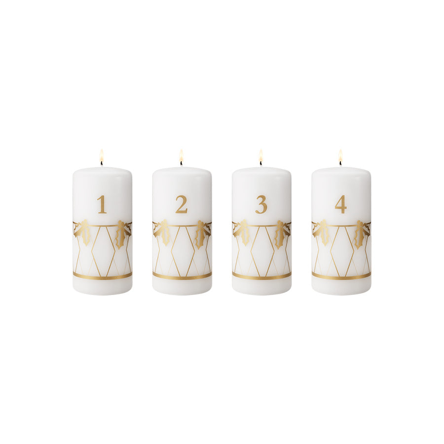 Georg Jensen adventslys 2026, 4 stk, med gullfargede motiver av kristtorn og tromme