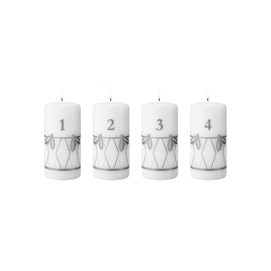 Georg Jensen adventslys 2026, 4 stk, med sølvfargede motiver av kristtorn og tromme