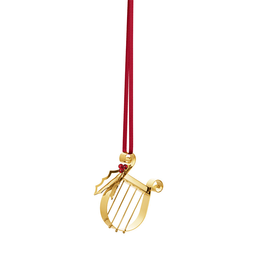 Georg Jensen juleornament 2026 formet som en harpe med kristtornkvist i 18 kt forgylt messing