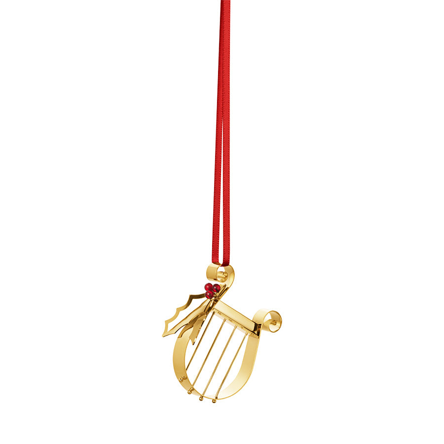 Georg Jensen juleornament 2026 formet som en harpe med kristtornkvist i 18 kt forgylt messing