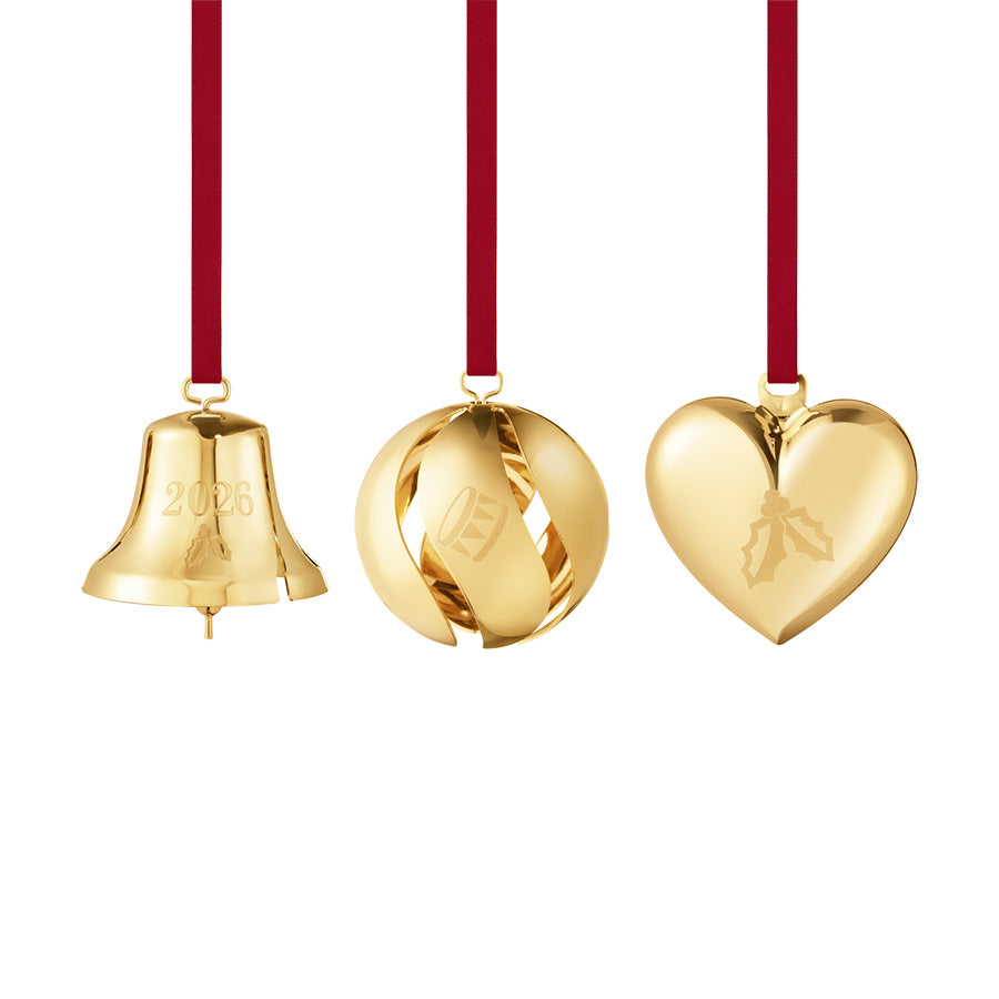 Georg Jensen ornamentsett 2026 med juleklokke, julekule og julehjerte i 18 kt forgylt messing