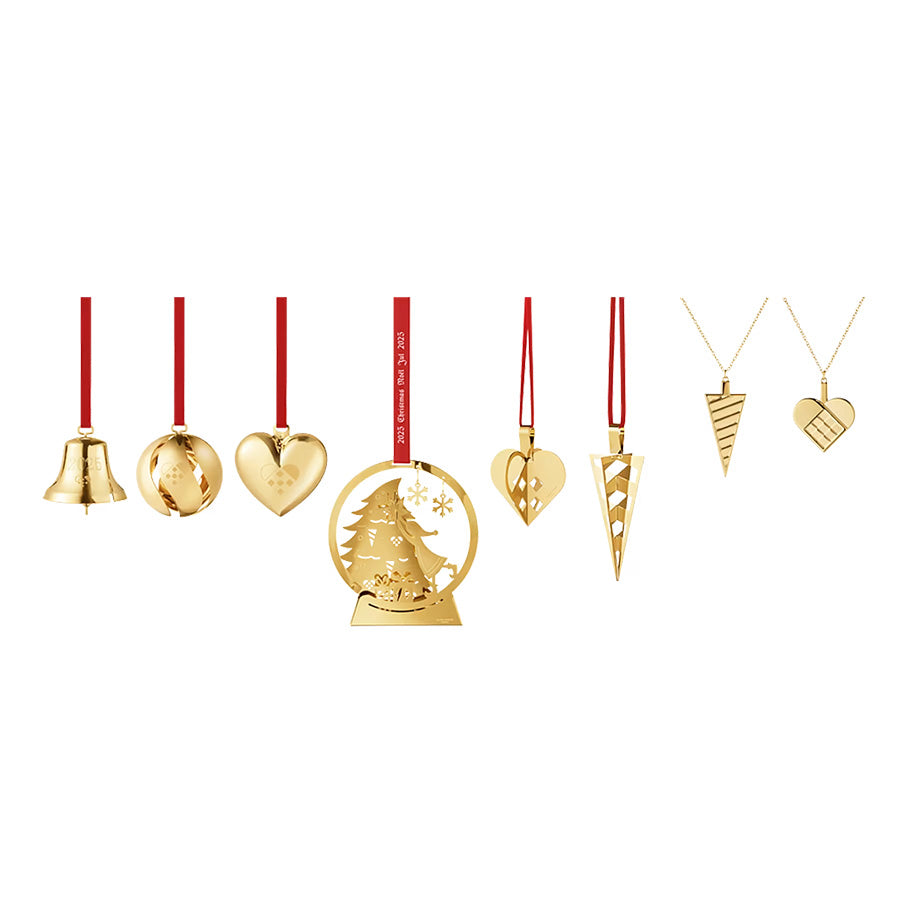 Georg Jensen CC 2025 Komplett Ornamentsett med 8 gullbelagte ornamenter, inkludert julekule, hjerte, kremmerhus og bjelle, designet for elegante juledekorasjoner.