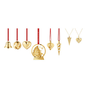 Georg Jensen CC 2025 Komplett Ornamentsett med 8 gullbelagte ornamenter, inkludert julekule, hjerte, kremmerhus og bjelle, designet for elegante juledekorasjoner.