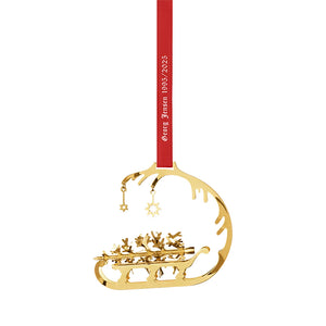 Georg Jensen CC 2025 Juleuro 1995 Gull - Elegant juledekorasjon med slede, juletre og stjerner, designet av Lene Munthe for 30-årsjubileet.
