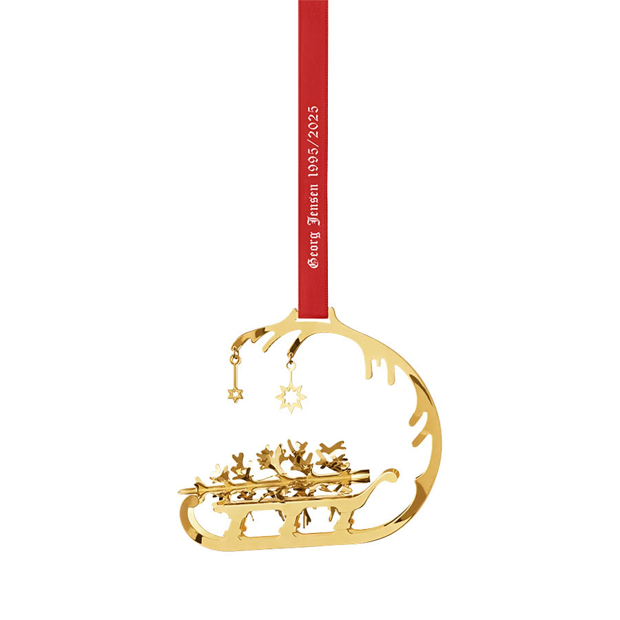 Georg Jensen CC 2025 Juleuro 1995 Gull - Elegant juledekorasjon med slede, juletre og stjerner, designet av Lene Munthe for 30-årsjubileet.