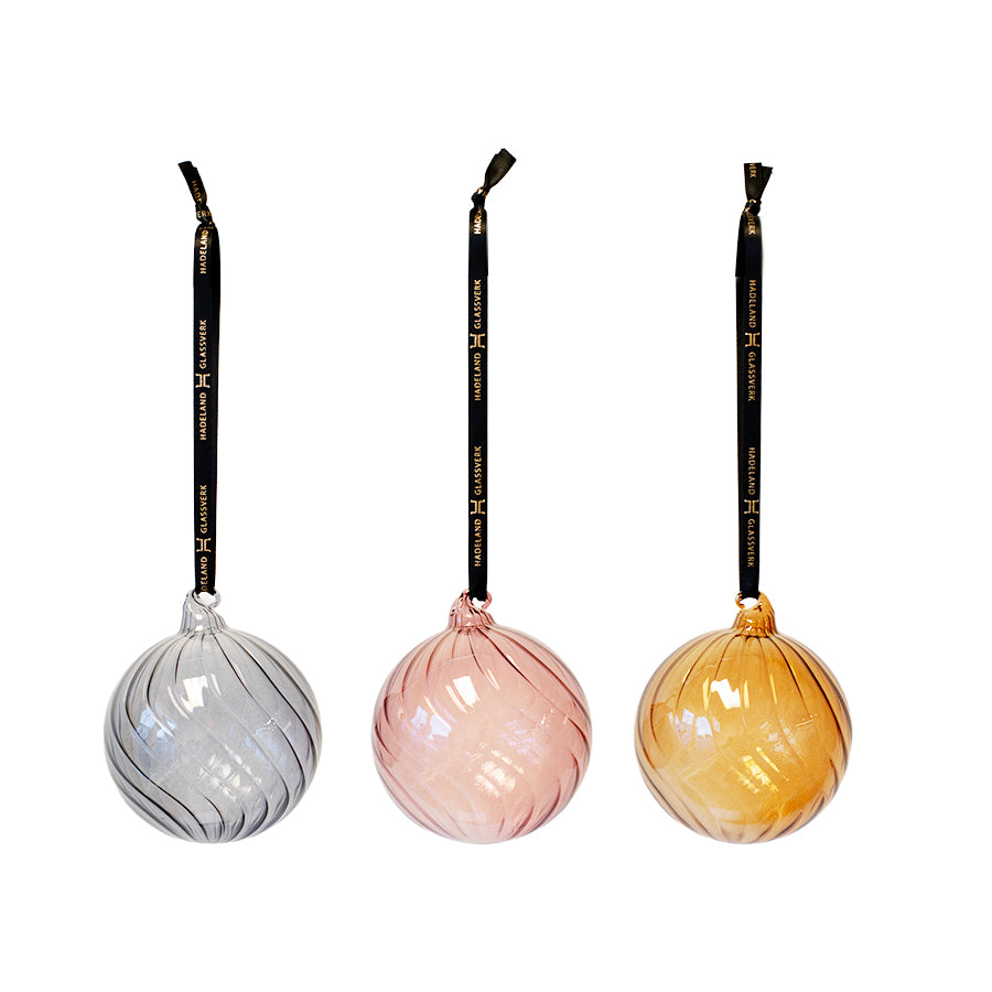 Elegant glasskuleklang julekuler i tre vakre farger: sølv, rosé og gyllen, med delikat swirl-mønster og sorte silkebånd.