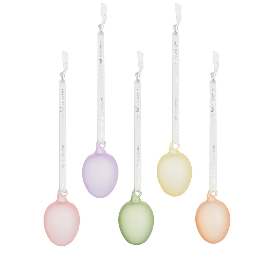 Sjarmerende frostede glassegg i pastellfarger, fem i pakke, perfekte til påskedekorasjoner.