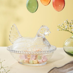 Hadeland Glassverk klar glass verpehøne skål, dekorativ påskeskål med fargerike påskeegg over bordet.