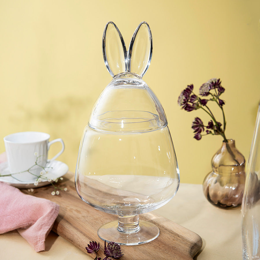 Tomt glassegg med påskehare-ører, klar til oppbevaring av påskegodt.