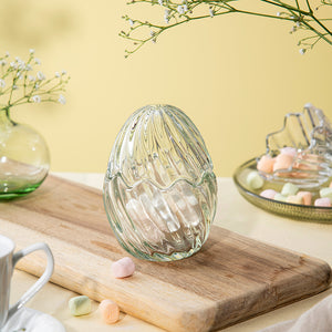 Stilrent grønt påskeegg med lokk fra Hadeland Glassverk, utsmykket med et elegant optikk-mønster, perfekt for påskepynt.