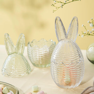 Gruppe av Hadeland Glassverk påskeegg i forskjellige størrelser og farger, inkludert kaninører, fint dekorert for påske.