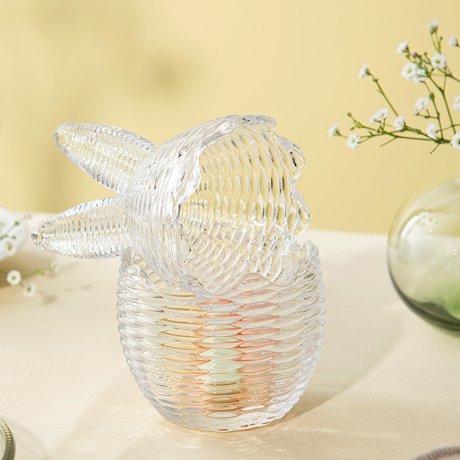 Hadeland Glassverk påskeegg med kaninører, med lokket lagt oppå, i elegant design, ideelt for oppbevaring av påskegodt.