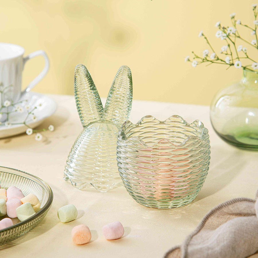 Decorativt Hadeland påskeegg med hareører, kombinert med en liten skål, tilbyr en leken og elegant påskestemning.