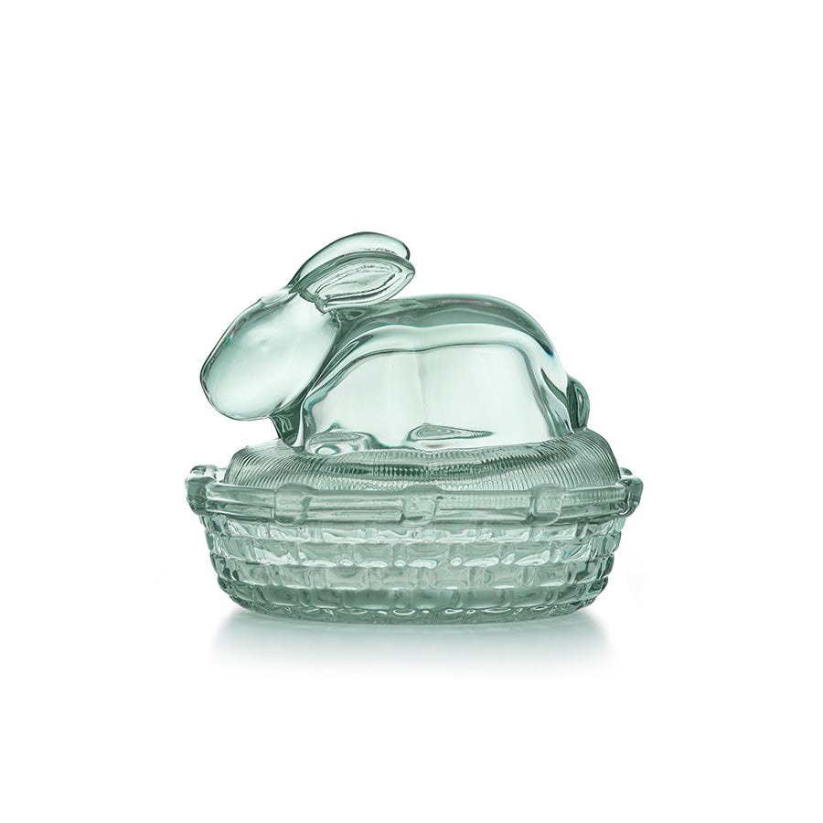 Kaninskål fra Hadeland Glassverk med sjarmerende hare-design på lokket, laget av klart grønt glass, perfekt til påskeoppsatser.