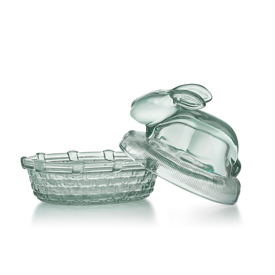 Kaninskål med lokk av klart grønt glass fra Hadeland Glassverk, avbildet på en lys bakgrunn, lokket avbildet separat for å vise designet.