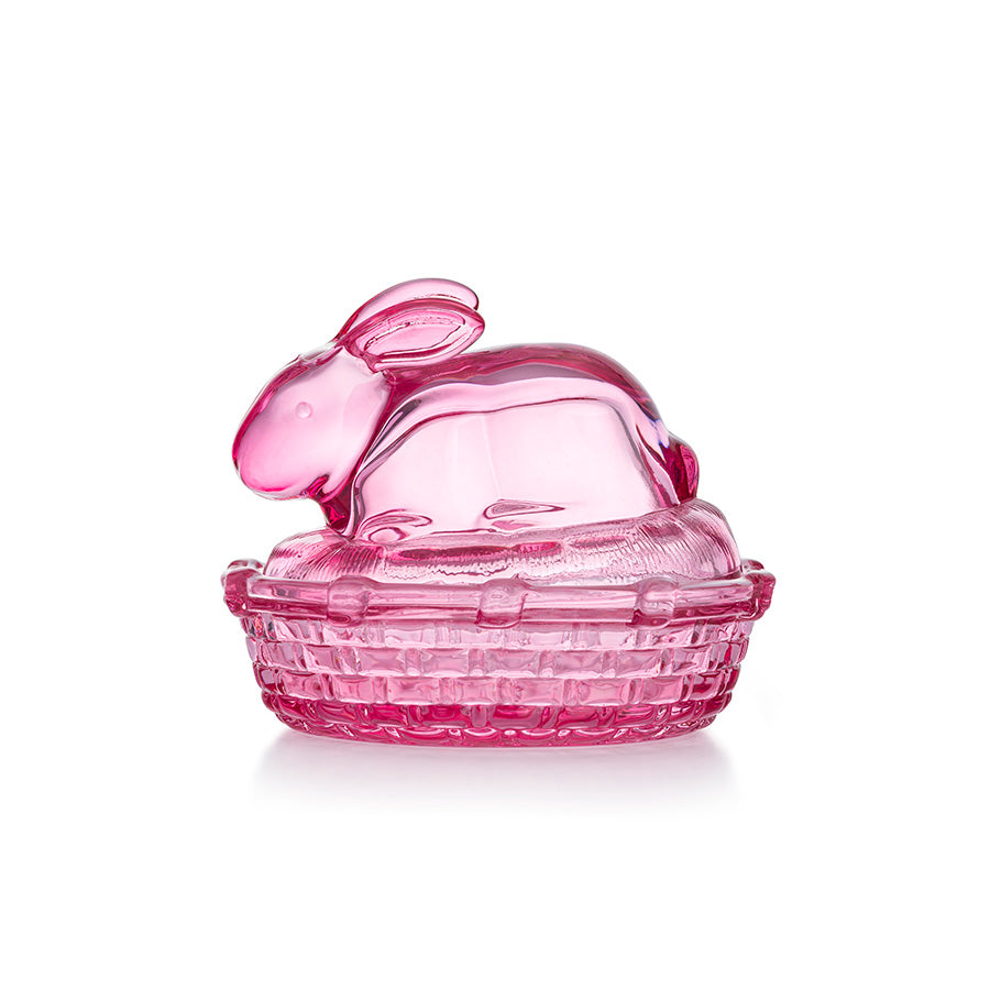 Hadeland Glassverk kaninskål med lokk i klar rosa farge, med en sjarmerende hare på toppen, perfekt som påskepynt.