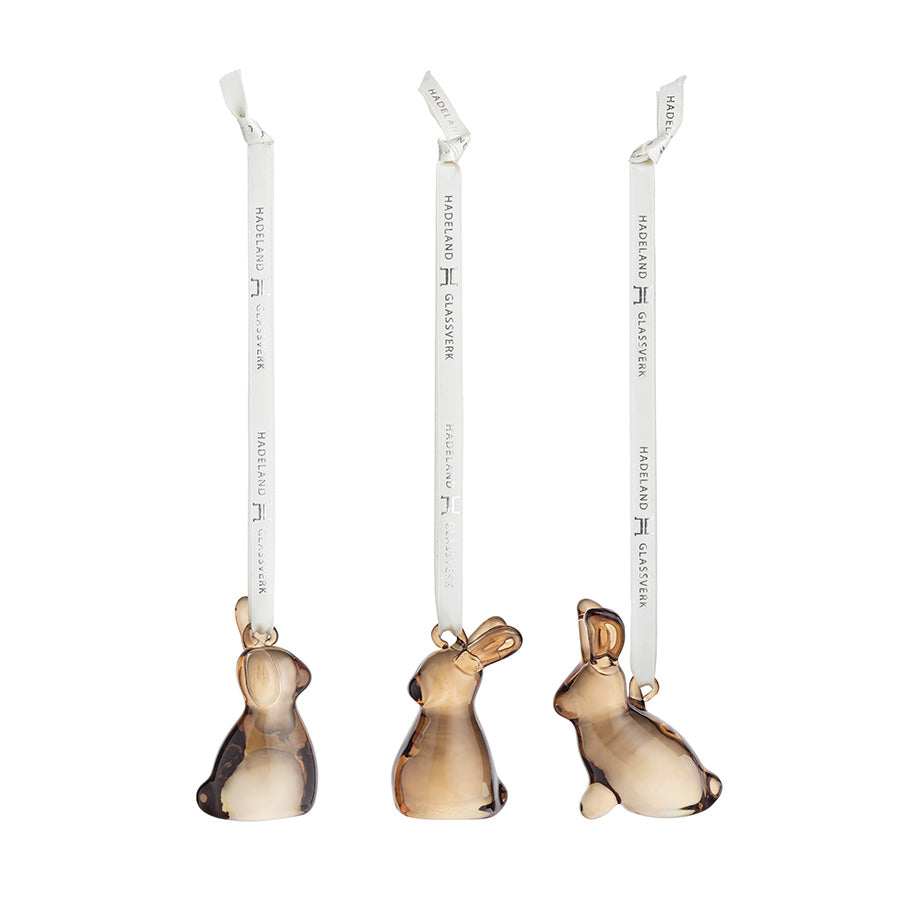 Tre hengepynt harer fra Hadeland Glassverk i moderne design. Perfekte for påskedekorasjoner, i en pakke med tre 5 cm harer.