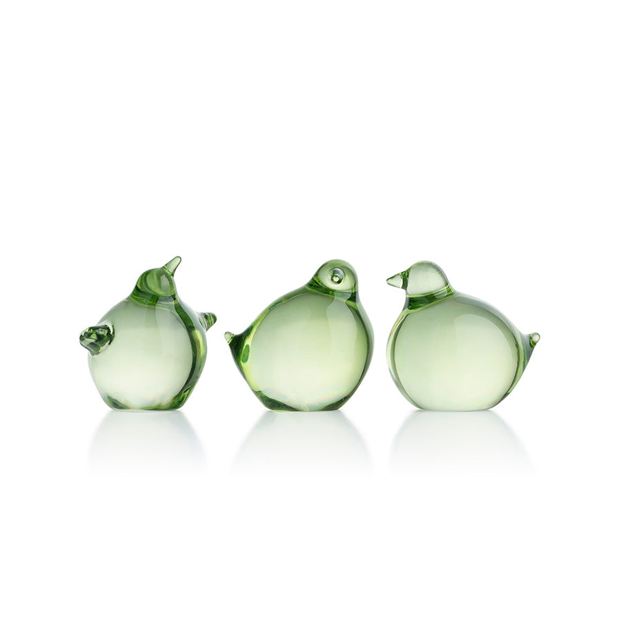 Tre munnblåste påskekyllinger i grønn farge, perfekt påskepynt for vårdekoren.