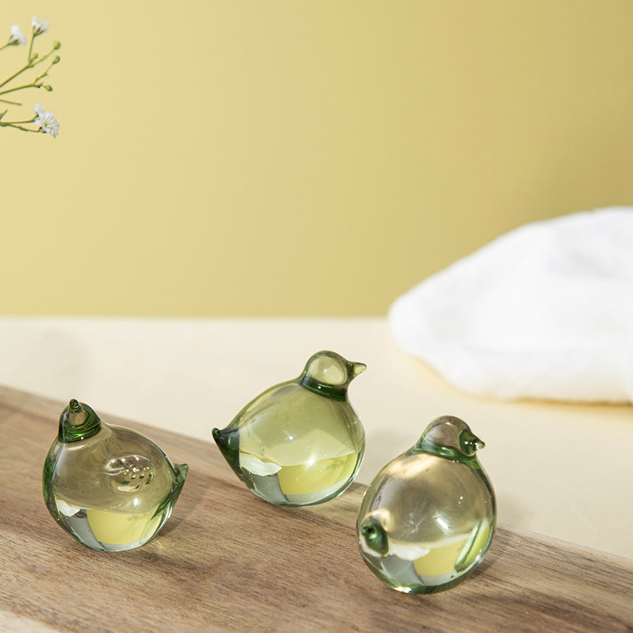 Søte, grønne påskekyllinger i glass, ideelle for å lyse opp påske- og vårdekorasjoner.