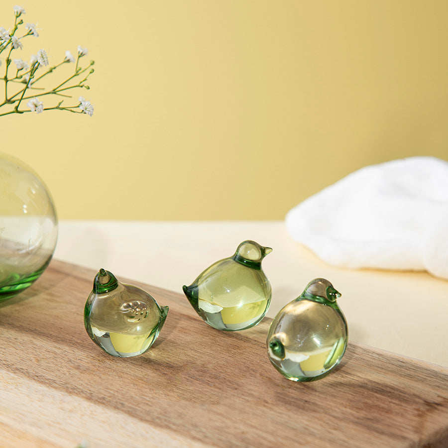 Tre stilige påskekyllinger i grønn glass, en moderne vri for påskepynting.